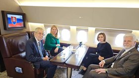 Prezidenti Zuzana Čaputová, Maia Sanduová,Alexander Van der Bellen a Petr Pavel na palubě slovenského vládního speciálu.