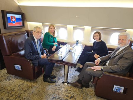 Prezidenti Zuzana Čaputová, Maia Sanduová,Alexander Van der Bellen a Petr Pavel na palubě slovenského vládního speciálu