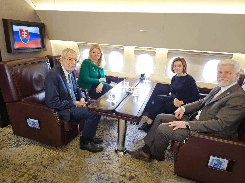 Prezidenti Zuzana Čaputová, Maia Sanduová, Alexander Van der Bellen a Petr Pavel na palubě slovenského vládního speciálu