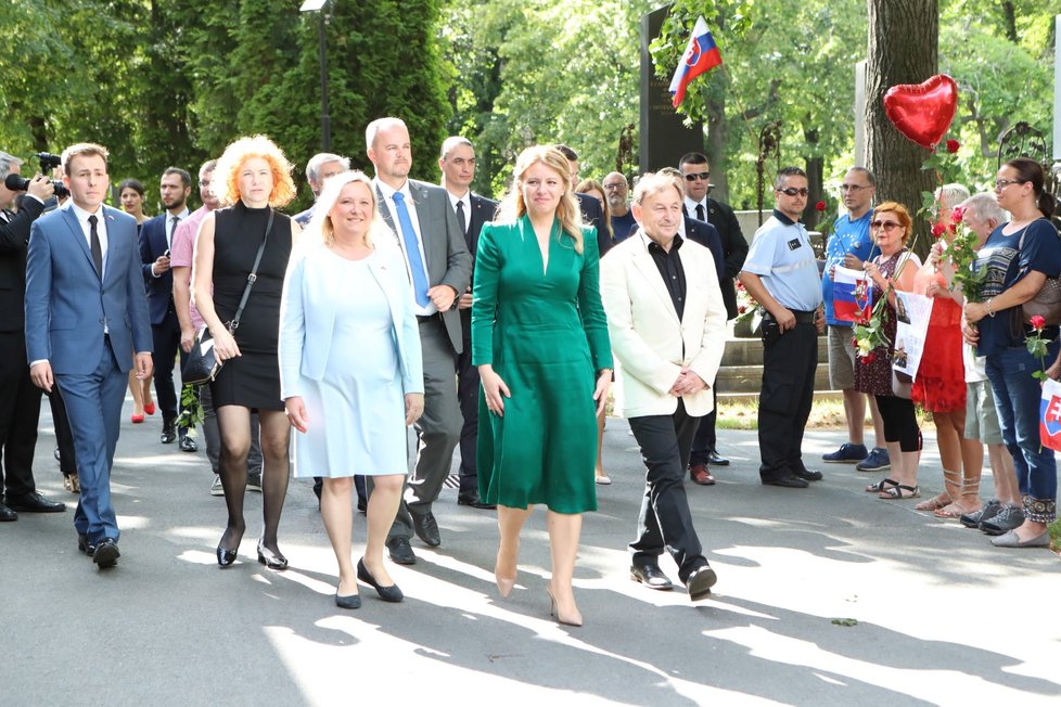 První oficiální návštěva prezidentky Slovenska  v ČR (20.6.2019). Zuzana Čaputová u hrobu Václava a Olgy Havlových