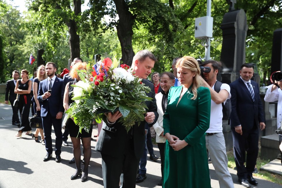 První oficiální návštěva prezidentky Slovenska v ČR (20. 6. 2019). Zuzana Čaputová u hrobu Václava a Olgy Havlových.