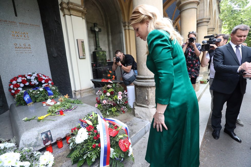 První oficiální návštěva prezidentky Slovenska  v ČR (20.6.2019). Zuzana Čaputová u hrobu Václava a Olgy Havlových