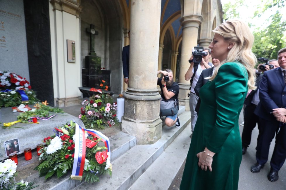 První oficiální návštěva prezidentky Slovenska v ČR (20. 6. 2019). Zuzana Čaputová u hrobu Václava a Olgy Havlových.