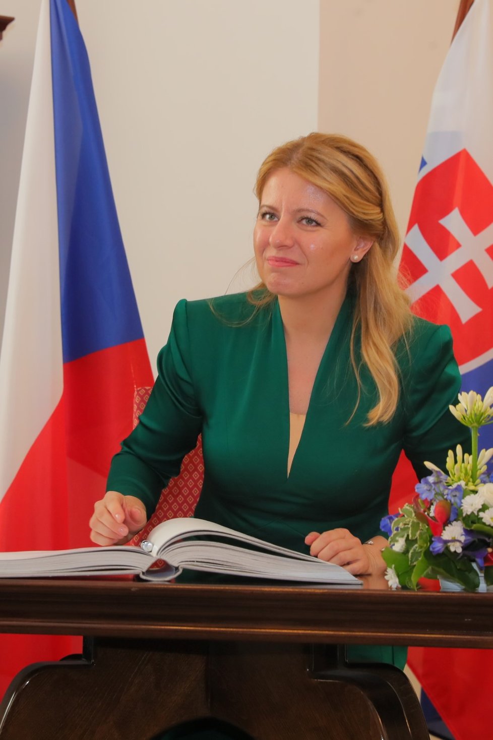 První oficiální návštěva prezidentky Slovenska v ČR (20. 6. 2019). Zuzana Čaputová se podepsala do památeční knihy.