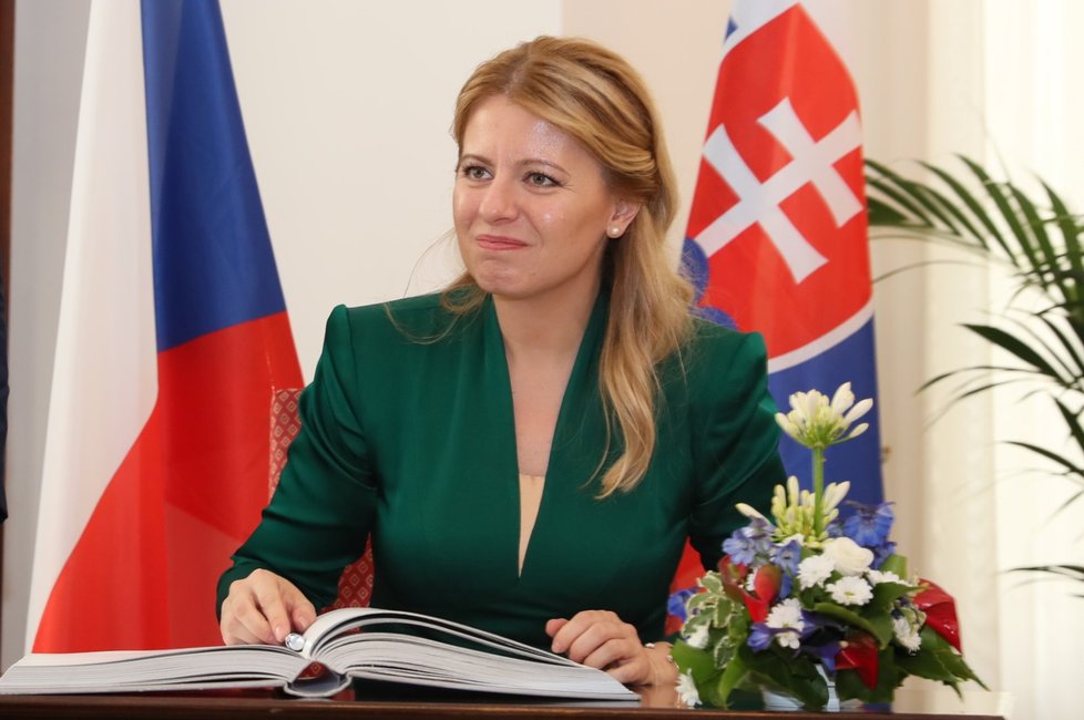 První oficiální návštěva prezidentky Slovenska v ČR (20. 6. 2019). Zuzana Čaputová se podepsala do památeční knihy.