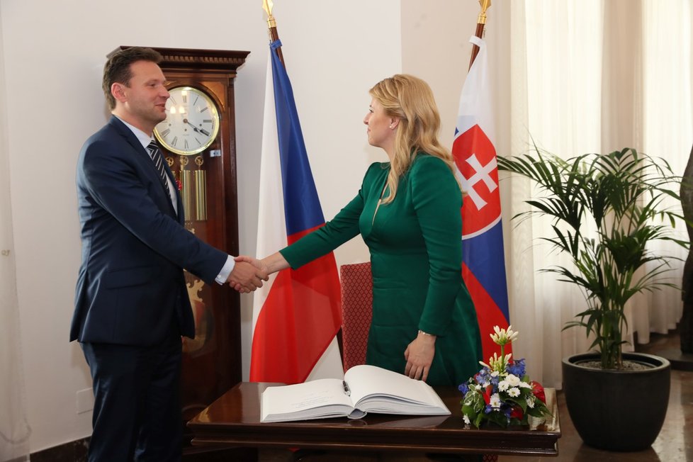 První oficiální návštěva prezidentky Slovenska v ČR (20.6.2019). Zuzana Čaputová se podepsala do památeční knihy