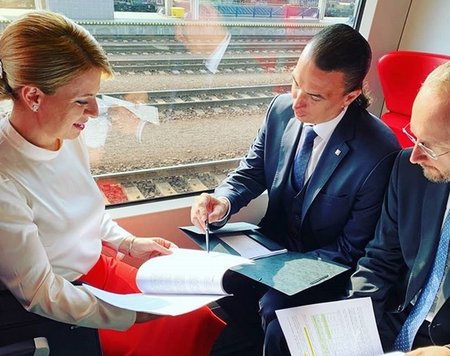 Zuzana Čaputová a Juraj Rizman při cestě vlakem do Vídně