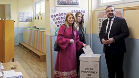 Zuzana Čaputová s dcerou a přítelem Peterem Konečným