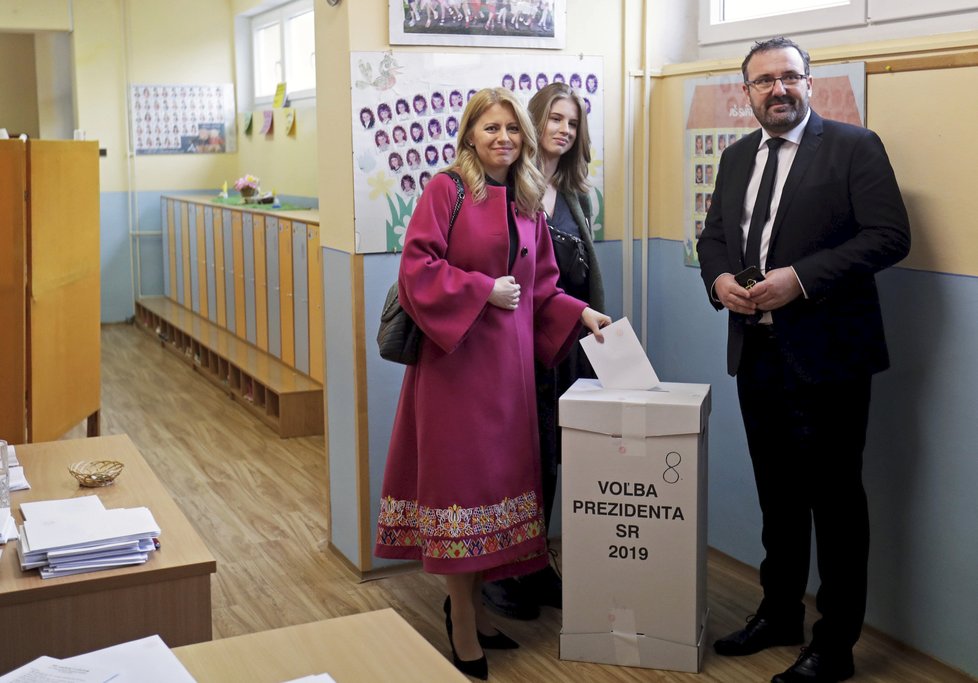 Během voleb stál Konečný po boku Čaputové, byl s ní i volit.