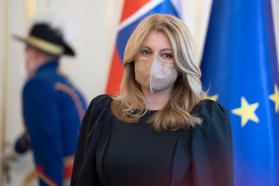 Zuzana Čaputová si oblíbila tělový respirátor české výroby.