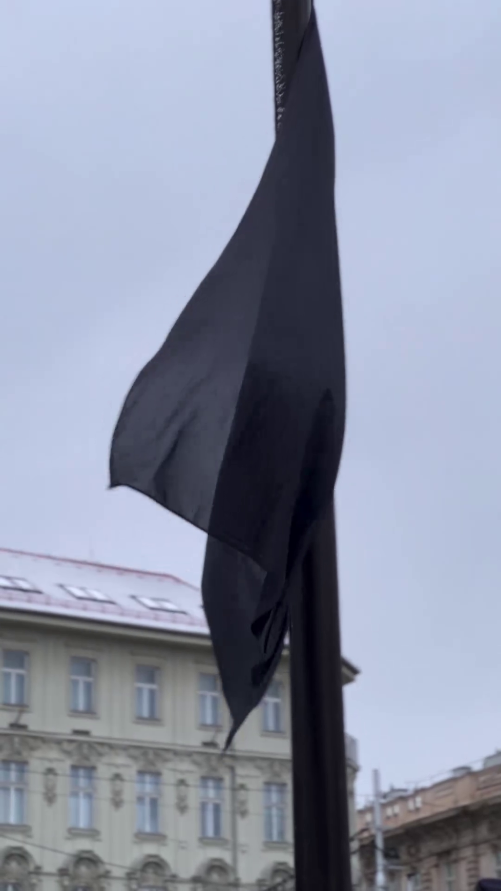Černou vlajku při smutku za oběti teroru na Filozofické fakultě vztyčili i v Bratislavě (23.12.2023)