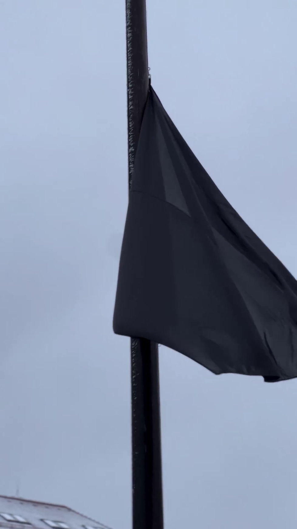 Černou vlajku při smutku za oběti teroru na Filozofické fakultě vztyčili i v Bratislavě (23.12.2023)