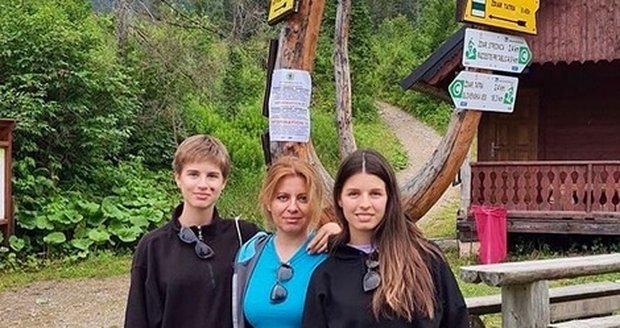 Zuzana Čaputová vyrazila do Vysokých Tater s dcerami Emmou a Leo. Doprovodil je  Juar Rizman, přítel prezidentky.