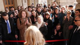 Zuzana Čaputová v Praze: Před Filozofickou fakultou (18.3.2024)