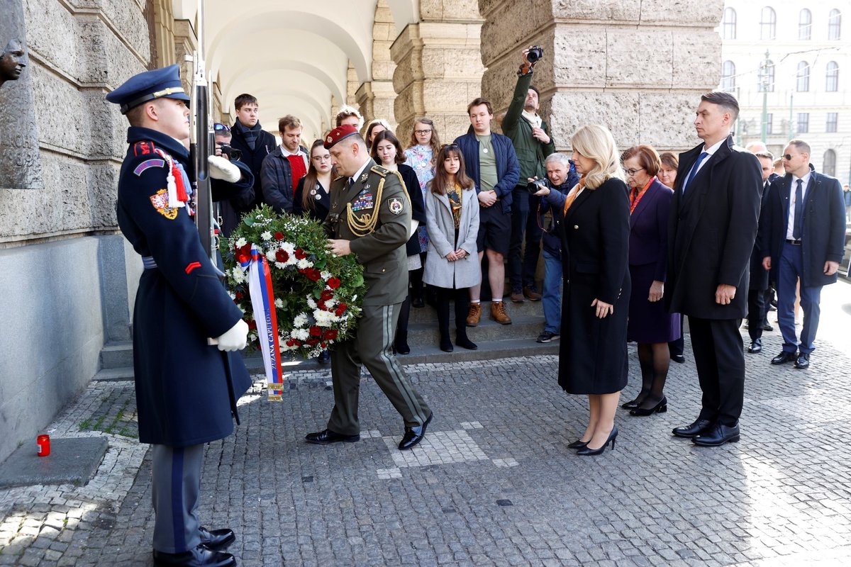 Zuzana Čaputová v Praze: Dorazila s přítelem Jurajem Rizmanem, uctila památku obětí z Filozofické fakulty (18.3.2024)