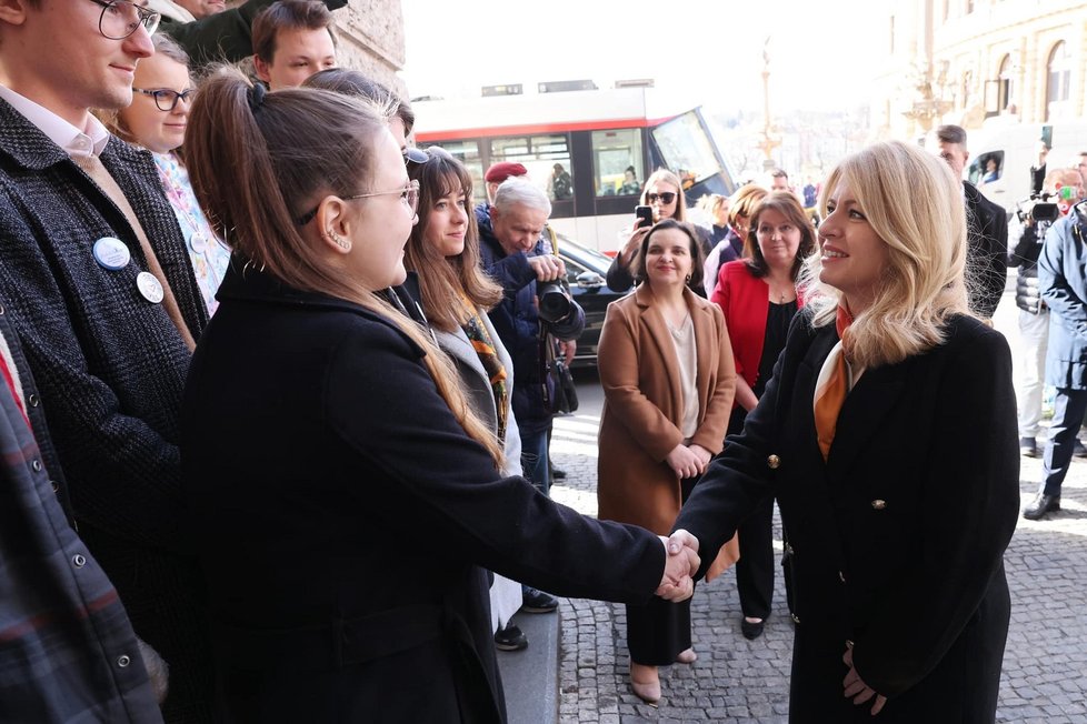 Zuzana Čaputová v Praze: Před Filozofickou fakultou (18.3.2024)