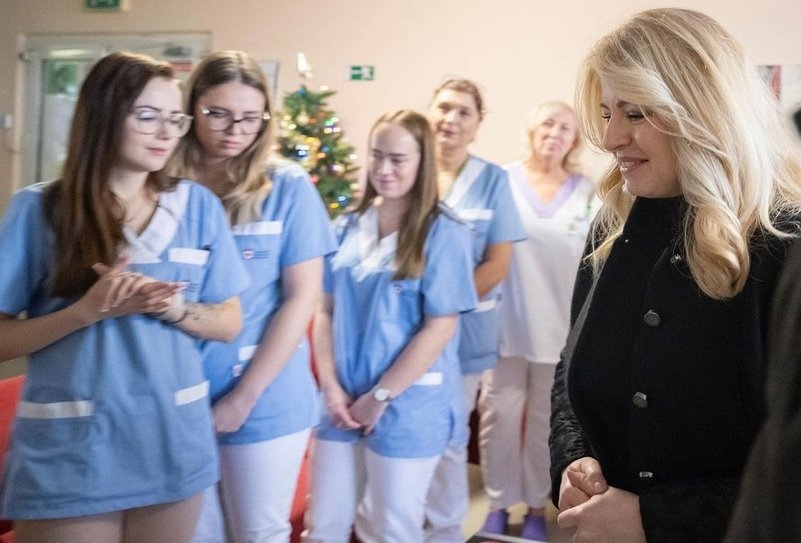 Zuzana Čaputová vyrazila na Štědrý den do nemocnice podpořit sloužící zdravotníky a personál (24.12.2023).