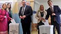 Zuzana Čaputová s dcerou a příteleme Peterem, Maroš Šefčovič s manželkou Helenou