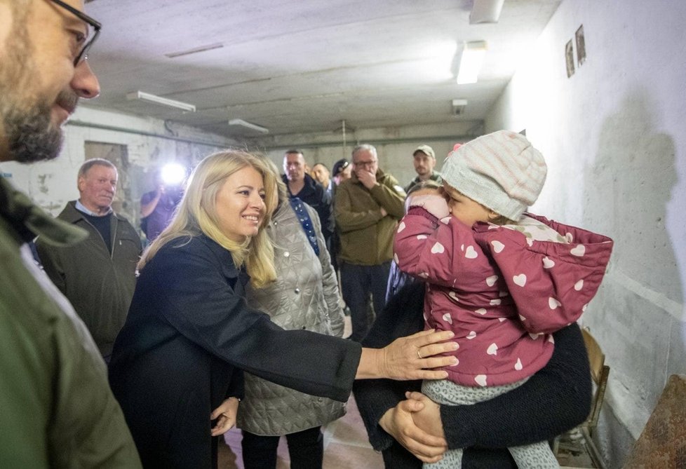 Slovenská prezidentka Zuzana Čaputová v mučírně v obci Jahidne na Ukrajině (29.4.2023)