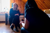 Čaputová tváří v tvář hrůzám na Ukrajině. Vyslechla ženu, kterou Rusové znásilnili těhotnou