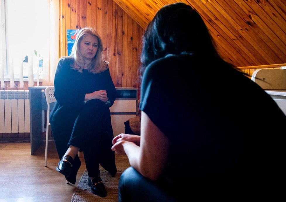 Slovenská prezidentka Zuzana Čaputová na Ukrajině při rozhovoru s ženou, kterou znásilnili Rusové (29.4.2023).