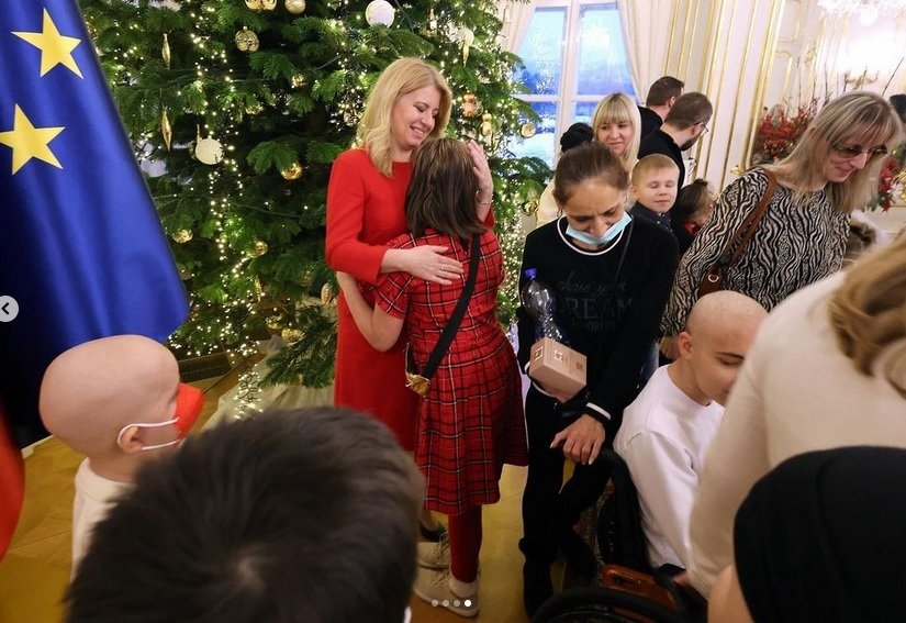 Zuzana Čaputová zdobila vánoční stromek s dětmi z onkologie (23.12.2023)