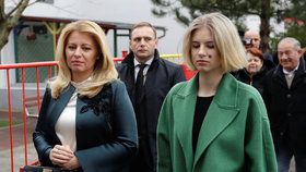 Prezidentka Zuzana Čaputová u slovenských voleb s dcerou Emmou (29.2.2020)
