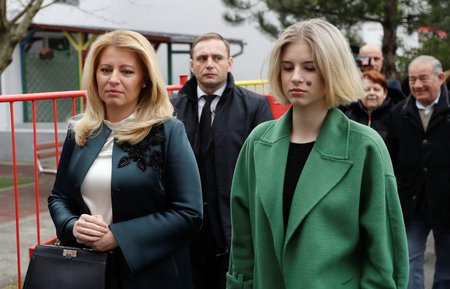 Prezidentka Zuzana Čaputová u slovenských voleb s dcerou Emmou (29.2.2020)