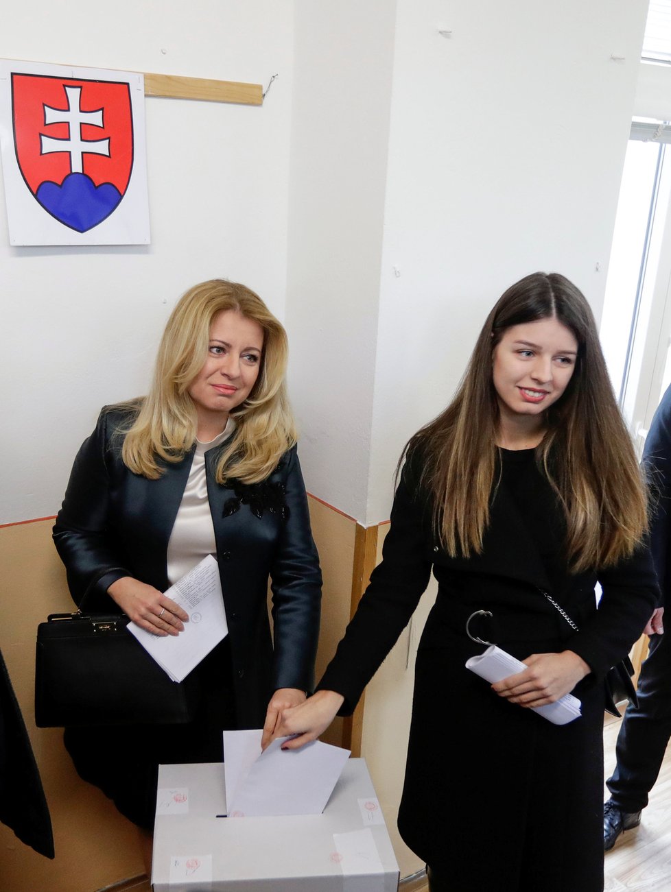 Prezidentka Zuzana Čaputová u slovenských voleb s dcerou Leou (29.2.2020)