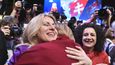 Prezidentská kandidátka Zuzana Čaputová přijímá od své spolupracovnice Nory Beňákové ve volebním štábu v Bratislavě