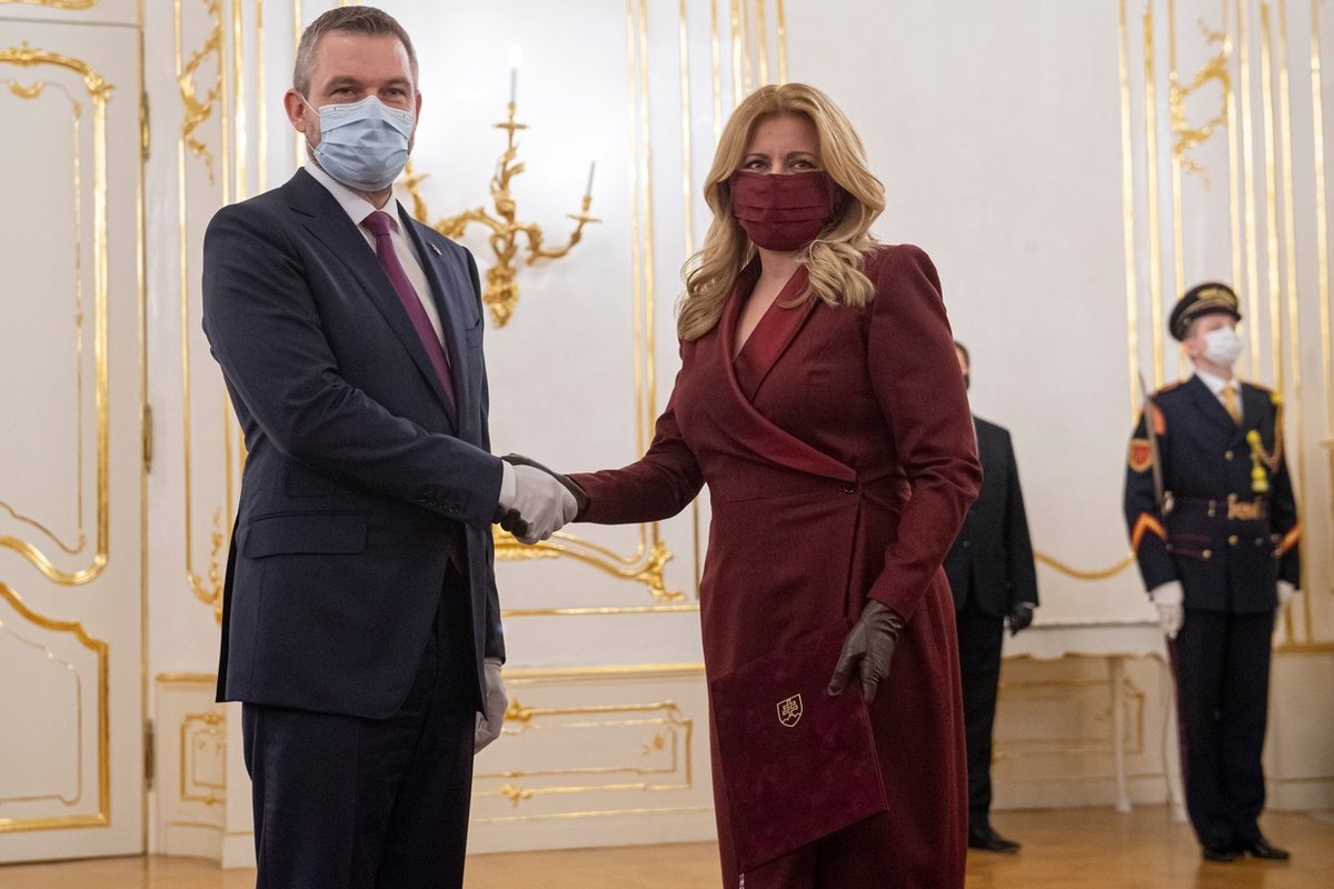 Zuzana Čaputová a její šaty sladěné s rouškou