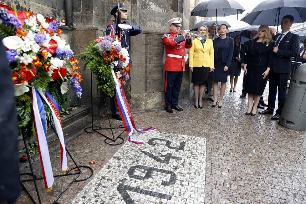 Slovenská prezidentka Zuzana Čaputová v Resslově ulici uctila památku parašutistů z operace Anthropoid (27. 5. 2022)