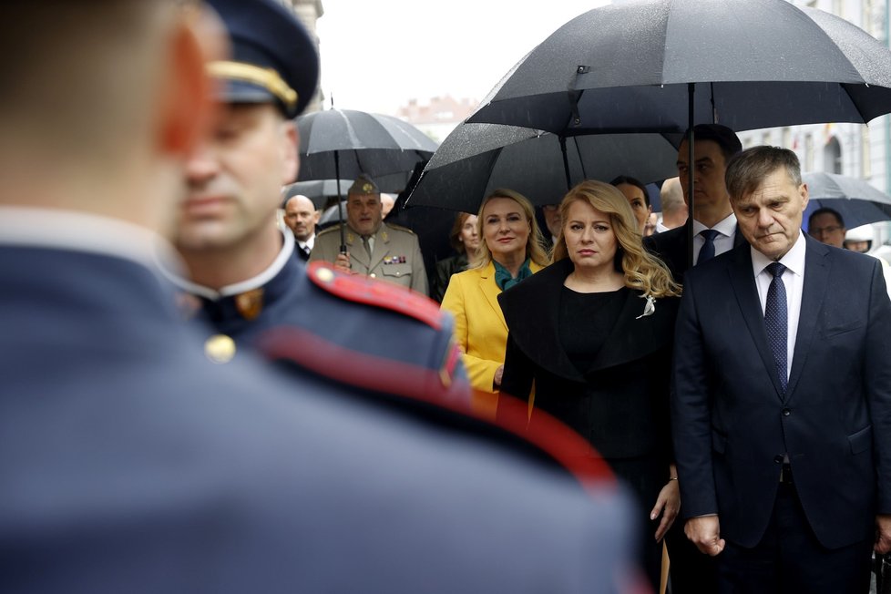 Slovenská prezidentka Zuzana Čaputová v Resslově ulici uctila památku parašutistů z operace Anthropoid (27. 5. 2022)