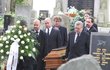 Zuzanin pohřeb v pražském kostele sv. Matěje byl před dvěma měsíci. Na svůj hrob ale stále čeká. Její manžel (úplně vzadu za rakví) ho teprve vyřizuje.