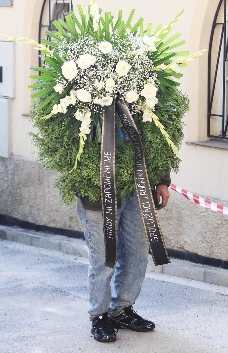 Jeden z pohřebních vozů přivezl květiny a věnce, mimo jiné od Zuzaniných přátel z DAMU.