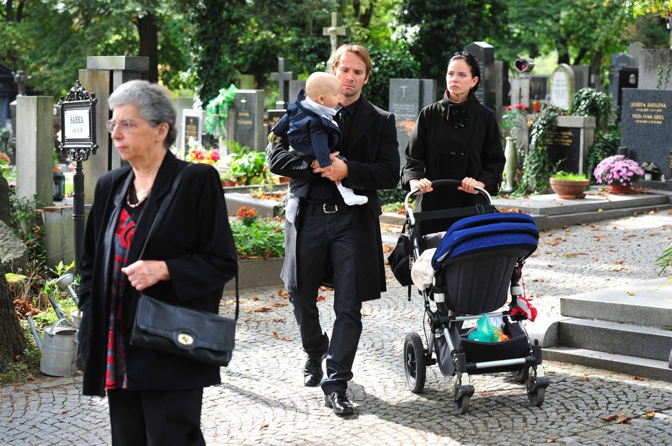Jan Révai se synem Jakubem a partnerkou Zuzanou přišli na Zuzanin pohřeb