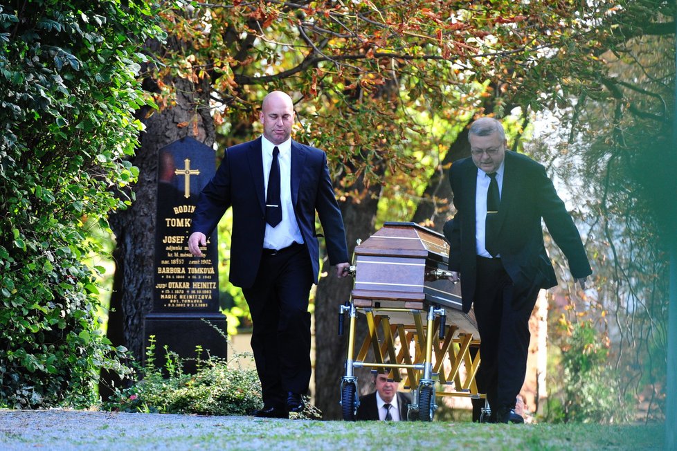 Rakev s ostatky Zuzany Dřízhalové vezli na hřbitov v Dejvicích