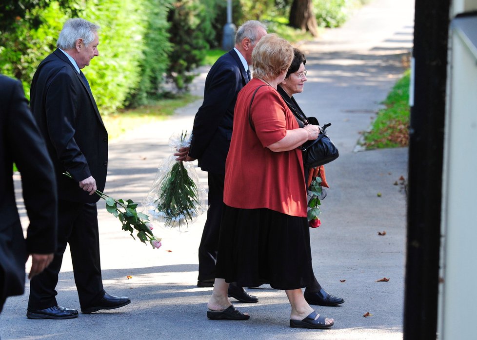 Smuteční hosté se začali scházet kolem desáté hodiny