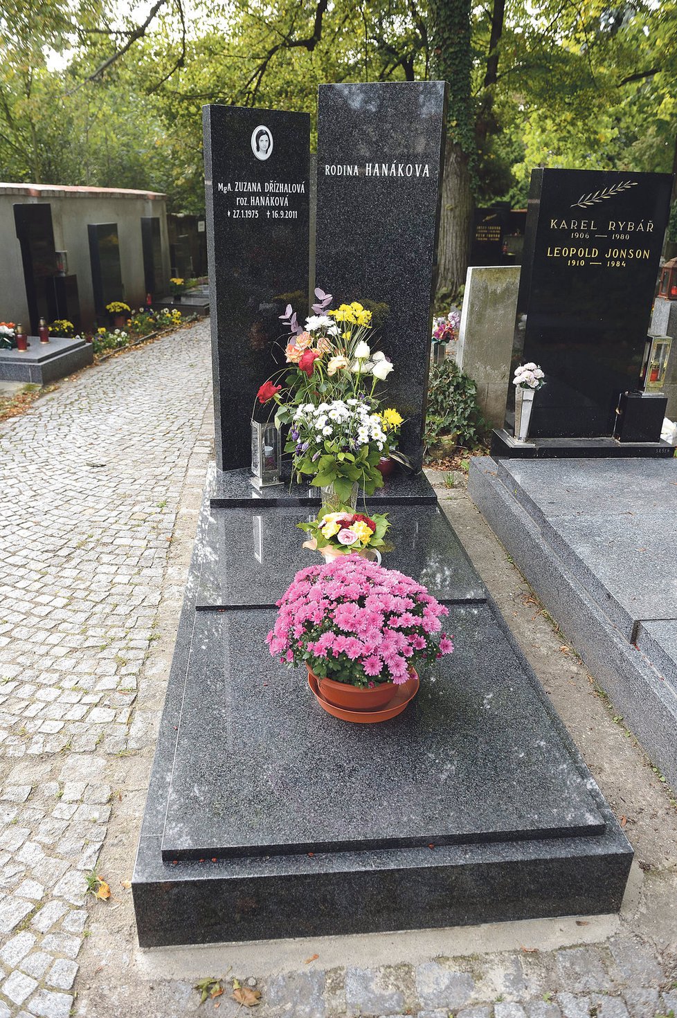 Hrob Zuzany Dřízhalové rok po její smrti je obsypaný květinami