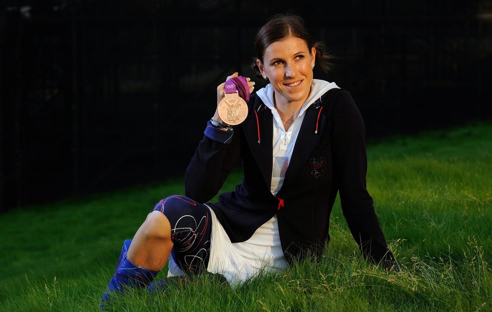 Zuzana Hejnová pózuje  s bronzovou medailí z OH v Londýně