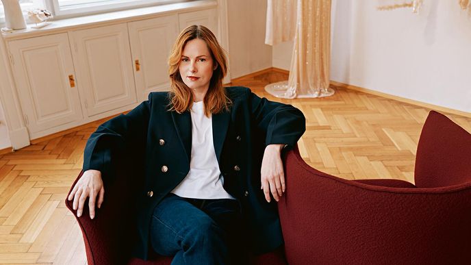 „Neumíme dopředu odhadnout, kdo k nám přijde a koho naše modely osloví natolik, že se rozhodne nechat si něco ušít na míru. Musíme pracovat tak, aby naše práce rezonovala a aby se o nás vědělo,“ popisuje Zuzana Kubíčková svoje know-how. „Neumíme dopředu odhadnout, kdo k nám přijde a koho naše modely osloví natolik, že se rozhodne nechat si něco ušít na míru. Musíme pracovat tak, aby naše práce rezonovala a aby se o nás vědělo,“ popisuje Zuzana Kubíčková svoje know-how.
