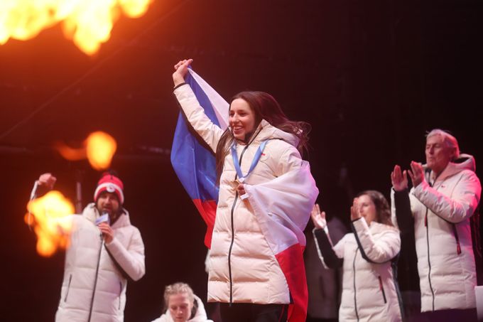 Zlatá Maděrová zpátky v Česku: Medaile je pro všechny, hlavně pro děti. Co dál po ZOH? Zlatá Maděrová zpátky v Česku: Medaile je pro všechny, hlavně pro děti. Co dál po ZOH?