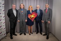 Urážky do „p*či“ zapomenuty? Macinka hostem na sjezdu Trikolory, předsedkyní zůstala Majerová