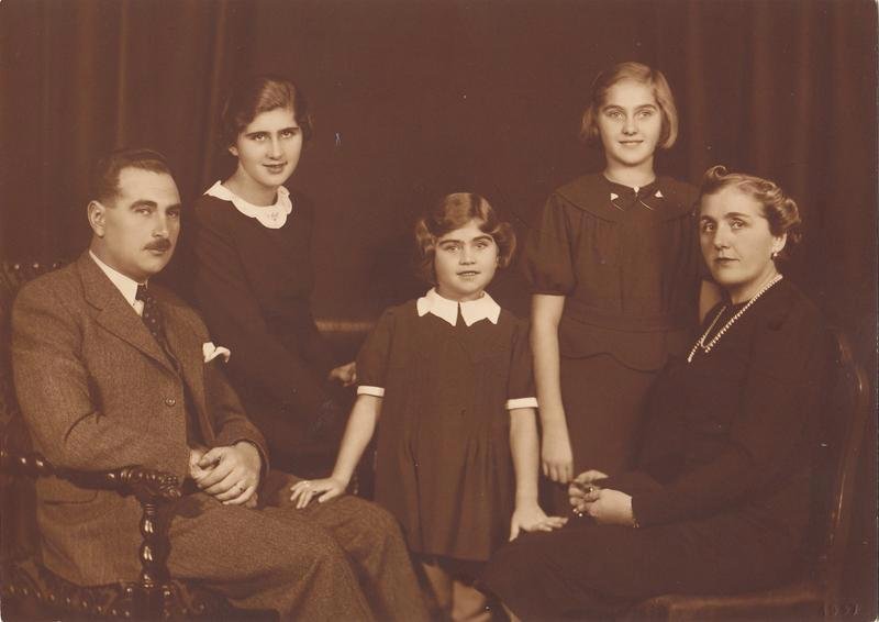 1938 - Zuzana se svými sestrami a rodiči.