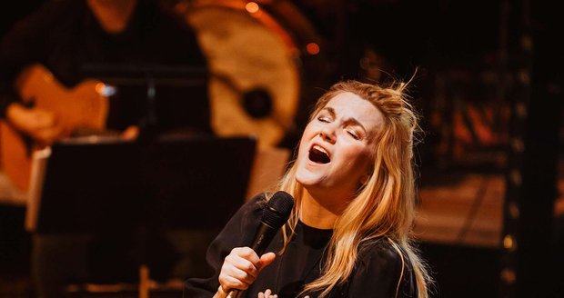 Unikátní spojení zpěvačky Ivy Marešové, kapely RAZAM a Filharmonie Hradec Králové vzniklo původně k jubileu 800 let rodného města Zuzany Navarové.