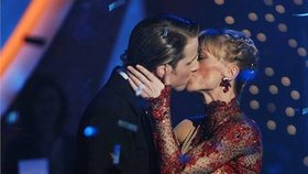 Dana Batulková dává vítězný polibek svému tanečníkovi Janu Orderovi