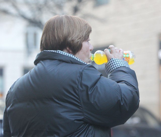 Zuzana Paroubková se na procházce osvěžila sladkou limonádou.