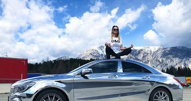 Zuzana Plačková s Mercedesem