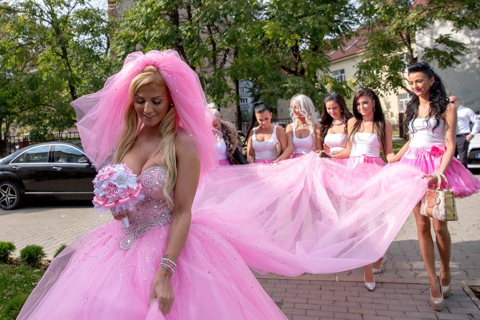Růžové šatičky nevěstu vyšly na půl milionu korun.