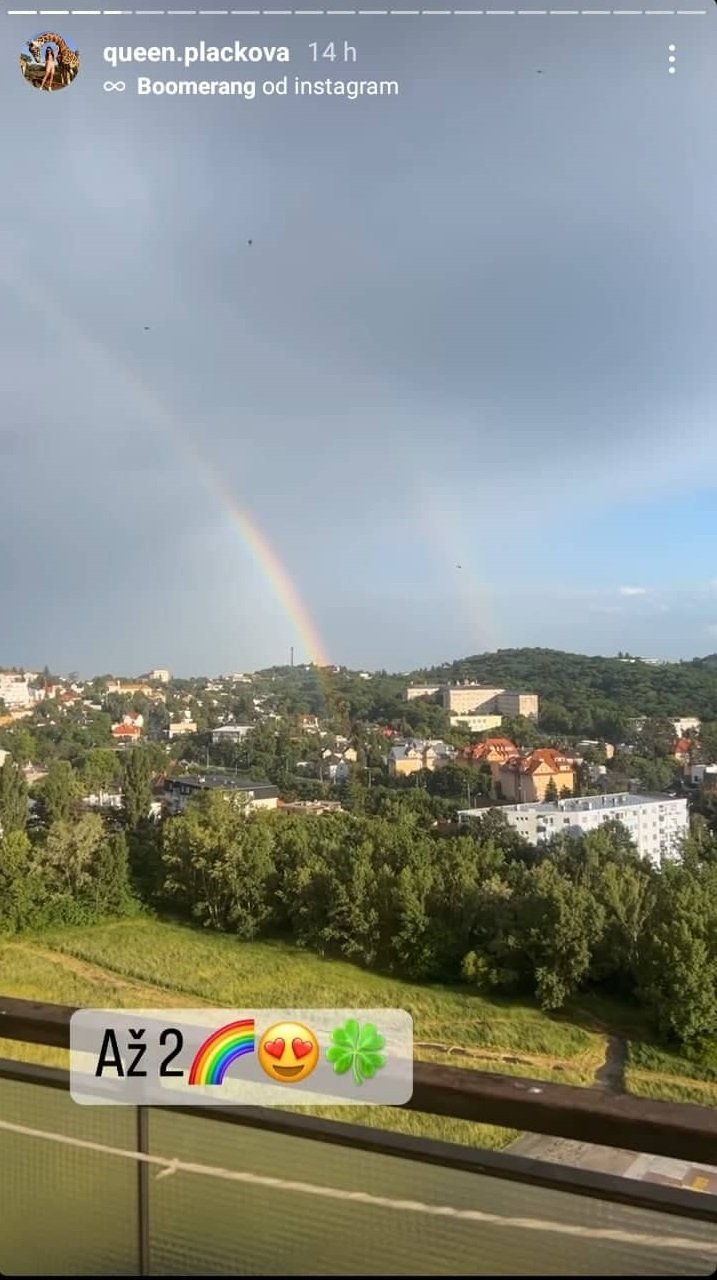 Spokojená je i s výhledem.